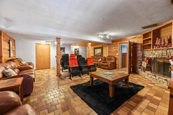 SmokyStays 9 Bedroom Cabin