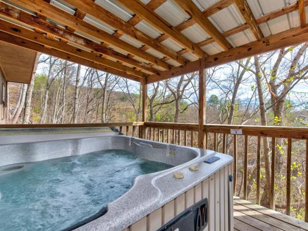 Mountain Treasure 2 BR Pool Access Hot Tub Sleeps 6
