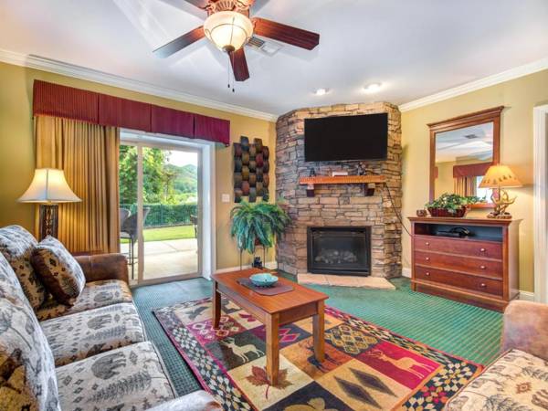 City Bear 2BR Pool Spa Downtown Gatlinburg Sleeps 6