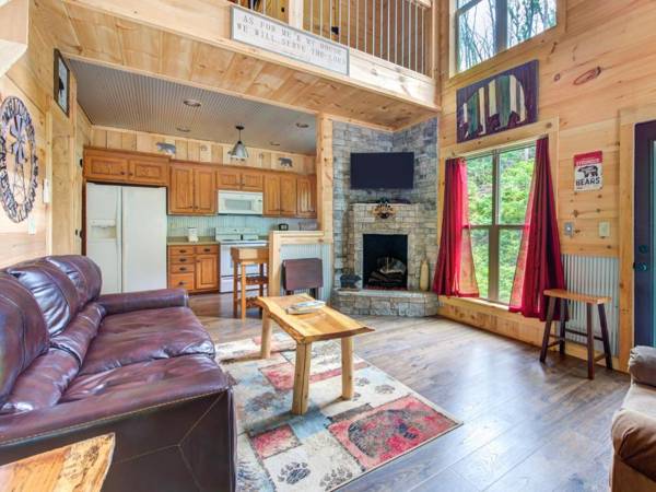 Bearly Hidden 1 Bedroom Loft Resort Pool Hot Tub Fireplace Sleeps 5