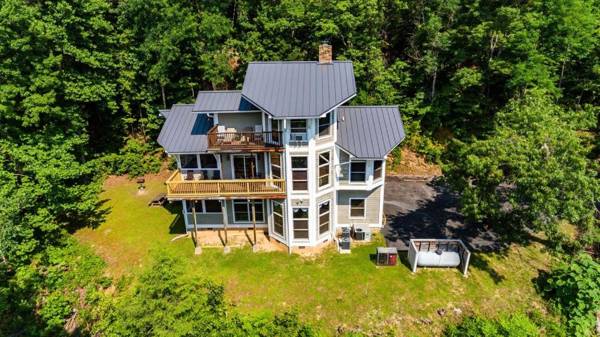 Beautiful Mountain Views and Privacy. Minutes to downtown Gatlinburg and National Park