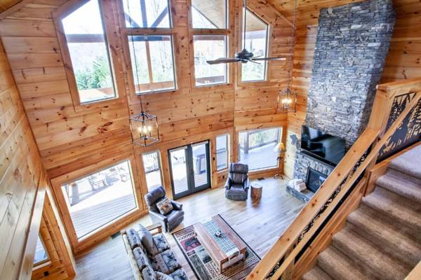 Majesty Lodge with Mtn View Hot Tub and Game Room