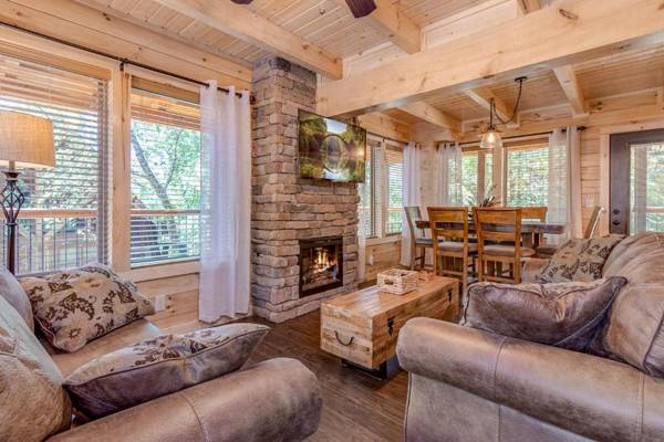 Pure Indulgence 2 Bedrooms Hot Tub Pool Access Theater Room Sleeps 10