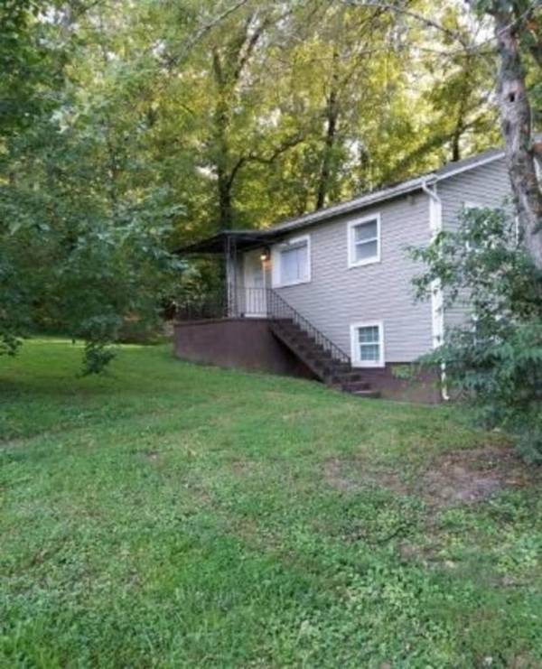 Small 2br East Knox apartment Pet friendly