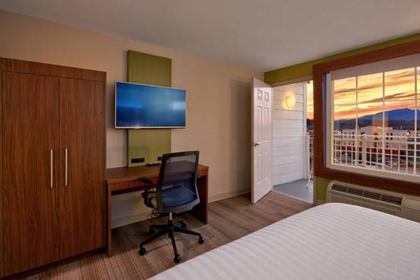 Workspace - Holiday Inn Express Pigeon Forge – Sevierville an IHG Hotel