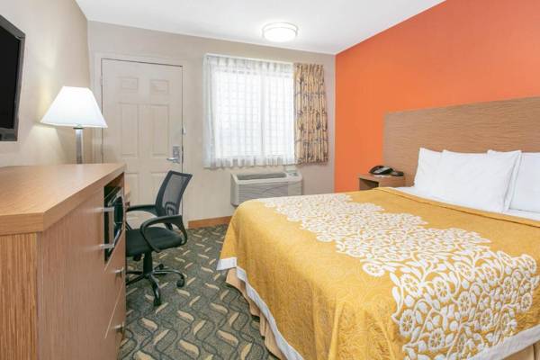 Workspace - Days Inn & Suites by Wyndham Arlington Near Six Flags