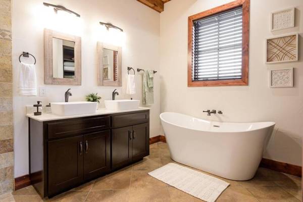 Little Dutch Cabin #2 -12 Min to Magnolia-Baylor