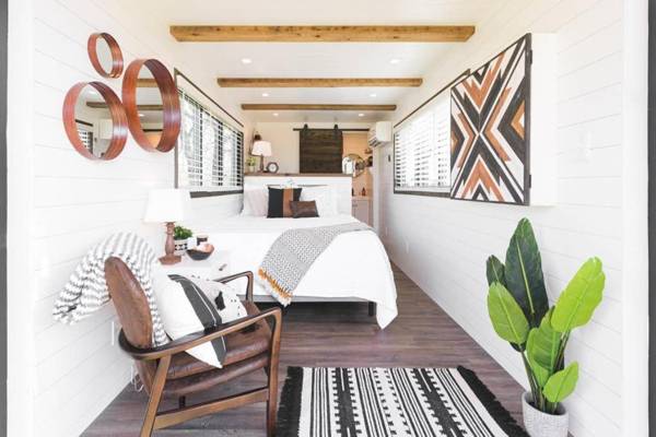 Cute Tiny Container House 12 min to Magnolia Silos