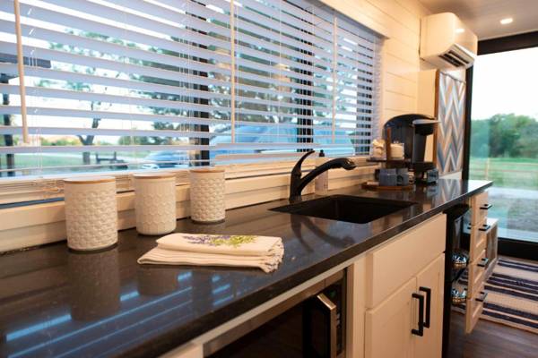 The Bluebonnet-Tiny Container Home Country Setting 12 min to Downtown