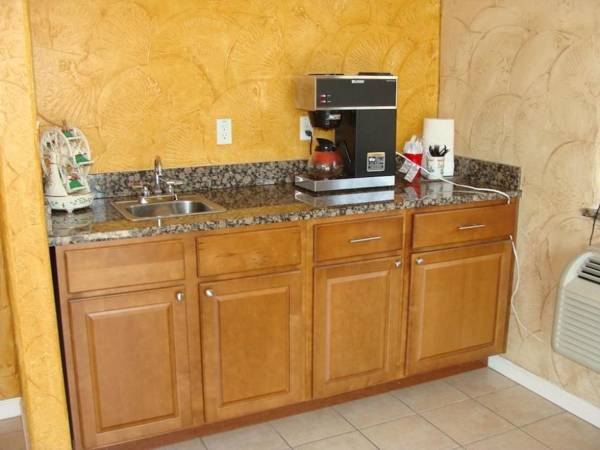 Benbrook Inn & Suites