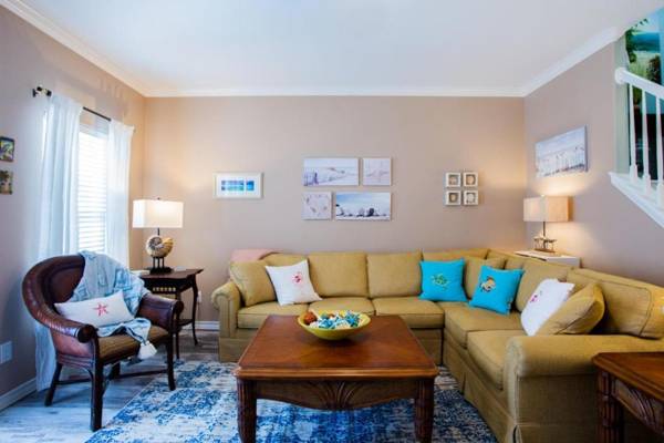 Luxurious Townhome Overlooking Tropical Pool