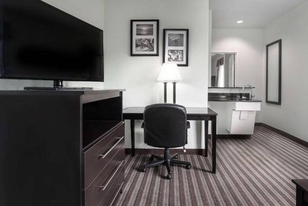 Workspace - Days Inn & Suites by Wyndham Dallas