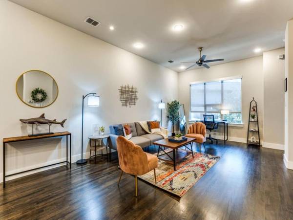 CozySuites Uptown 3BR King Beds Skyline View