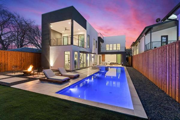 Newly Built 4BR home in Uptown Dallas - Private Pool Hot Tub Gym & Games Room!