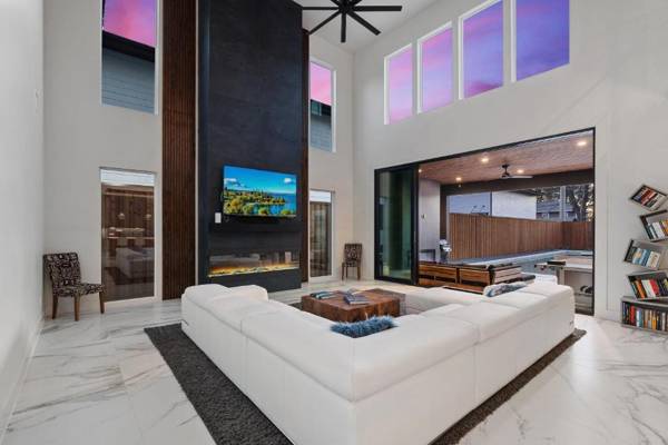 Newly Built 4BR home in Uptown Dallas - Private Pool Hot Tub Gym & Games Room!