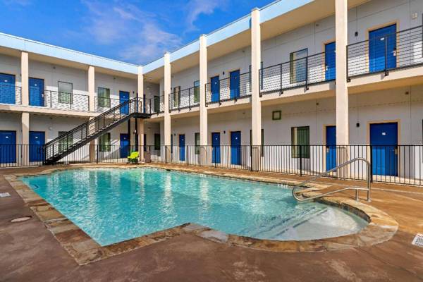 Quality Inn & Suites Elgin by Choice Hotels