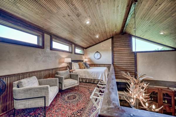 Luxury 23-acre Ranch Casita with Hot tub and Firepit!