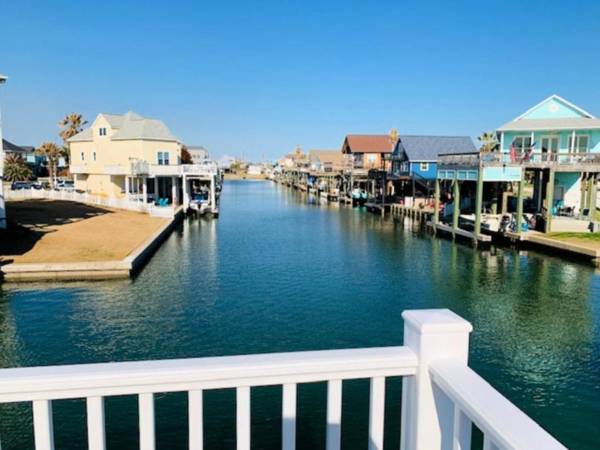 Anchor Down - Beautiful Decor Direct Waterfront with Boat Slip and Beach Entrance Nearby!