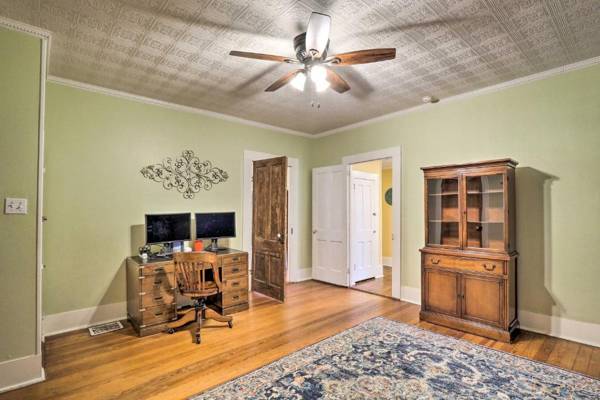 Workspace - Charming Georgetown Home - Walk to Downtown!