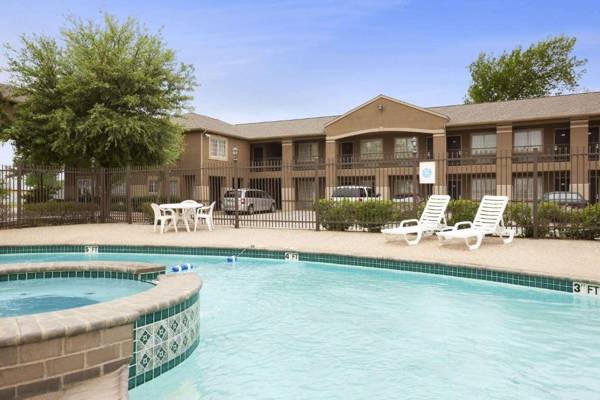 Howard Johnson by Wyndham Grand Prairie Near Lone Star Park