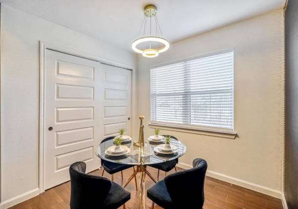 Your Luxury 2 Bed Escape*Medical Ctr*Mid/Downtown