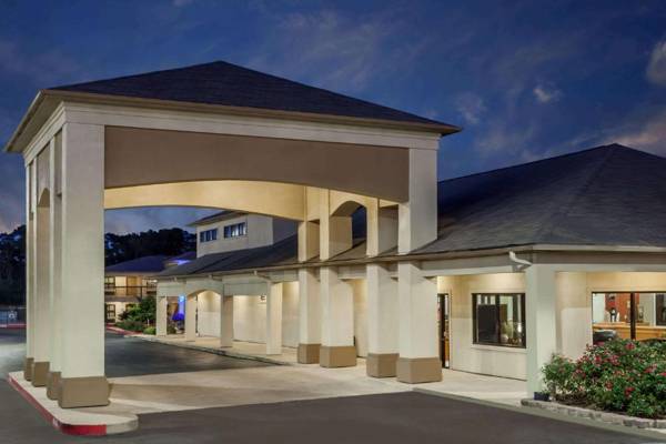 Days Inn & Suites by Wyndham Huntsville