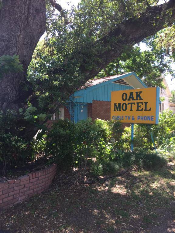 The Oak Motel