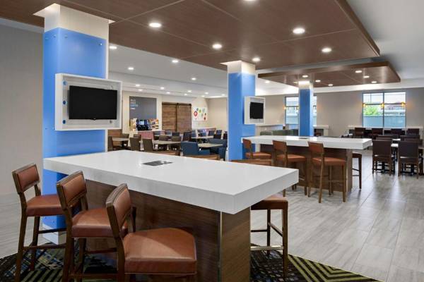 Holiday Inn Express & Suites Lubbock Central - Univ Area an IHG Hotel