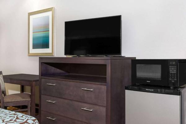 Days Inn & Suites by Wyndham Madisonville