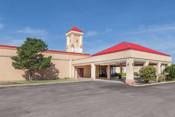 Super 8 by Wyndham Plainview