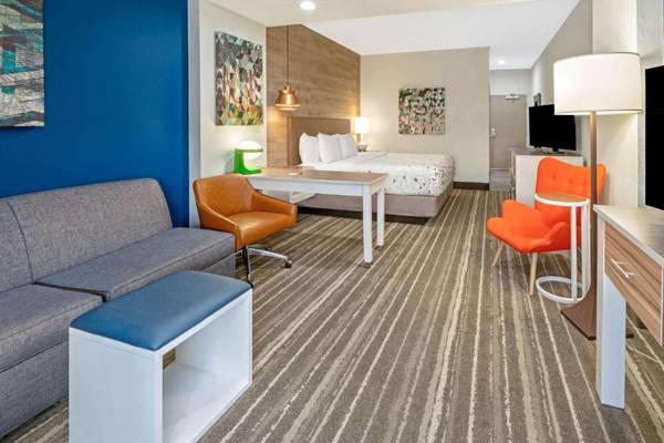 Workspace - La Quinta by Wyndham Plano Legacy Frisco