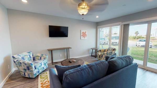 AH-J137 Newly Remodeled First Floor Condo Shared Pool & Hot Tub