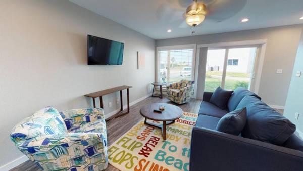 AH-J137 Newly Remodeled First Floor Condo Shared Pool & Hot Tub