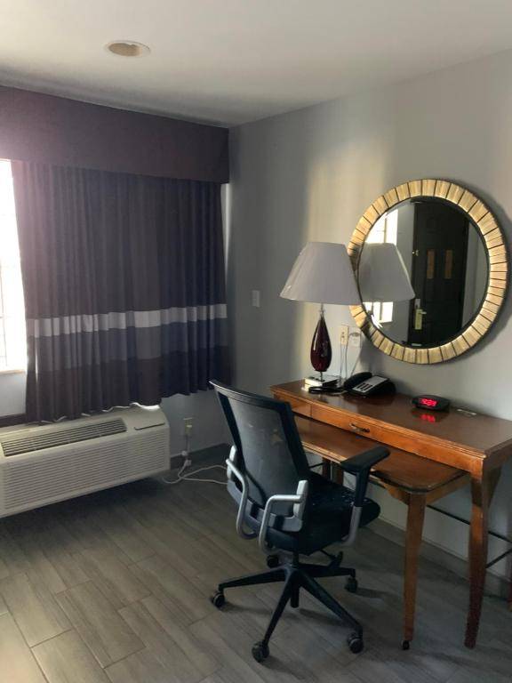 Workspace - Deluxe Inn and Suites