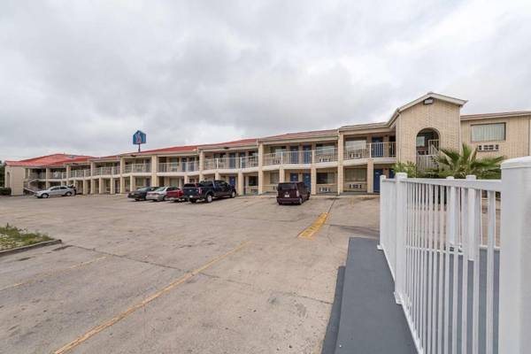 Motel 6-San Antonio TX - Fiesta Trails