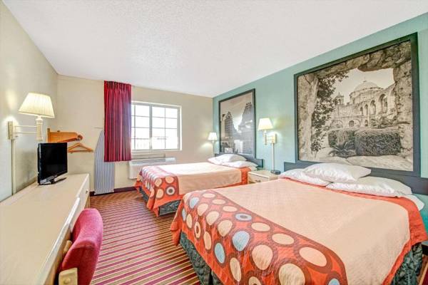 Super 8 by Wyndham San Antonio/Fiesta
