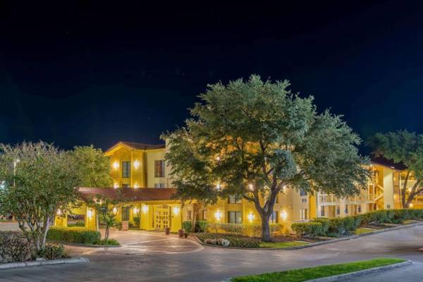 La Quinta Inn by Wyndham San Antonio I-35 N at Toepperwein