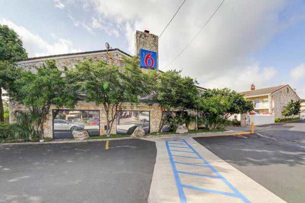 Motel 6-San Antonio TX - Northwest Medical Center