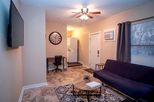 Cozy Downtown Guest House 2BR/1BA Sleeps 8