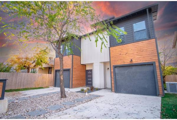 Spectacular Cozy 3 BR plus 2 and a half BA Apt Near Downtown