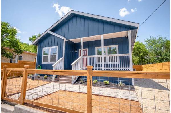 Beautiful Fenced 3BR 2BA Near Exciting Downtown