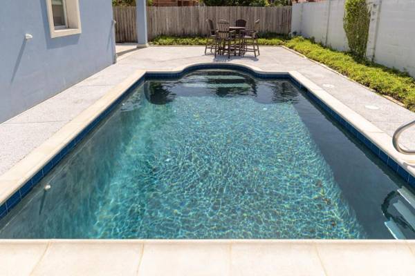 Capricorn - 3 Bedrooms Condo with Private Pool easy walk to the beach Sleeps 6