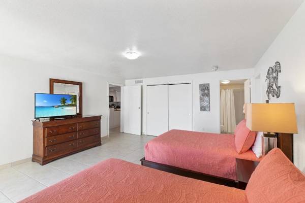 Listen to the waves break! Beachfront condo shared pools in beautiful resort