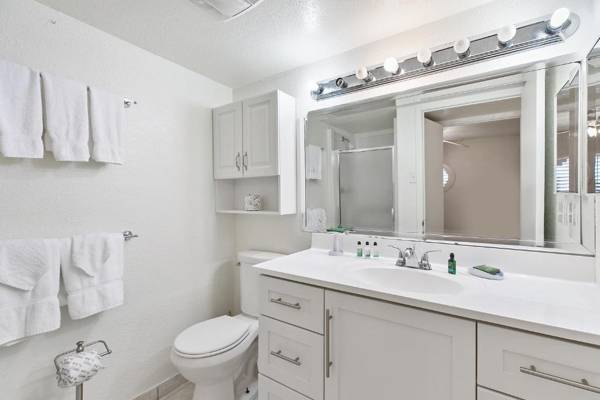 Listen to the waves break! Beachfront condo shared pools in beautiful resort