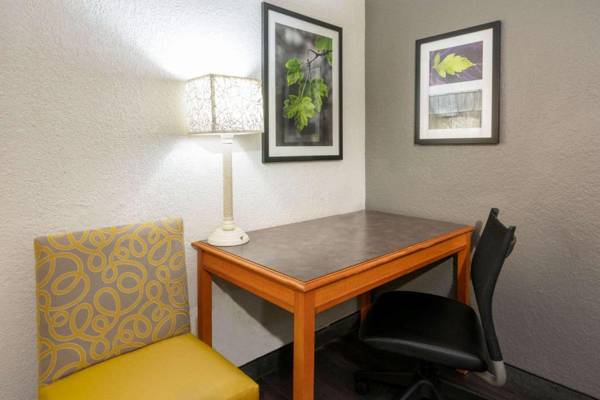 Workspace - La Quinta Inn by Wyndham - The Woodlands North