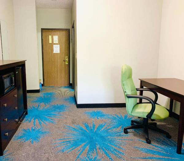 Workspace - Days Inn & Suites by Wyndham Sulphur Springs