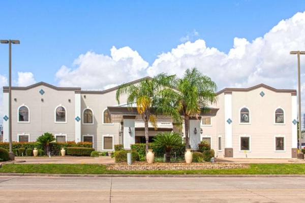 Days Inn & Suites by Wyndham Webster NASA-ClearLake-Houston