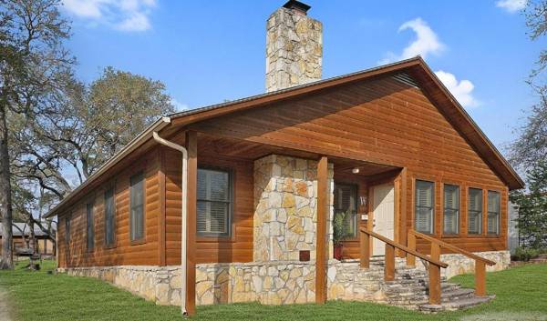 Wimberley Log Cabins Resort and Suites- The Oak Lodge