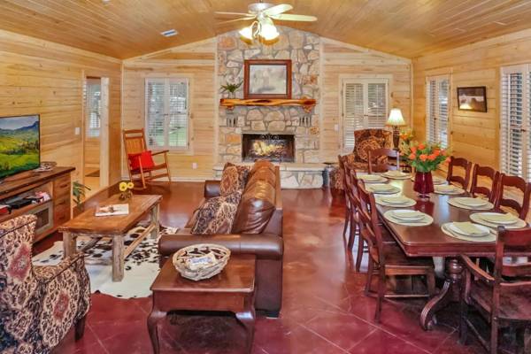 Wimberley Log Cabins Resort and Suites- The Oak Lodge