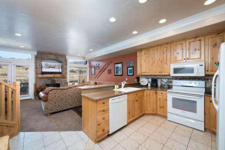 2 Bedroom Huntsville Utah Vacation Rental near Snowbasin LS 19